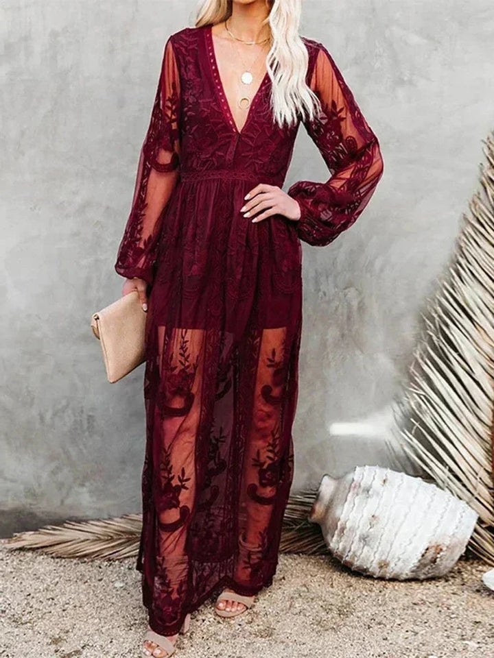 Robe longue en dentelle transparente, manches longues et col en V, idéale pour les soirées élégantes.