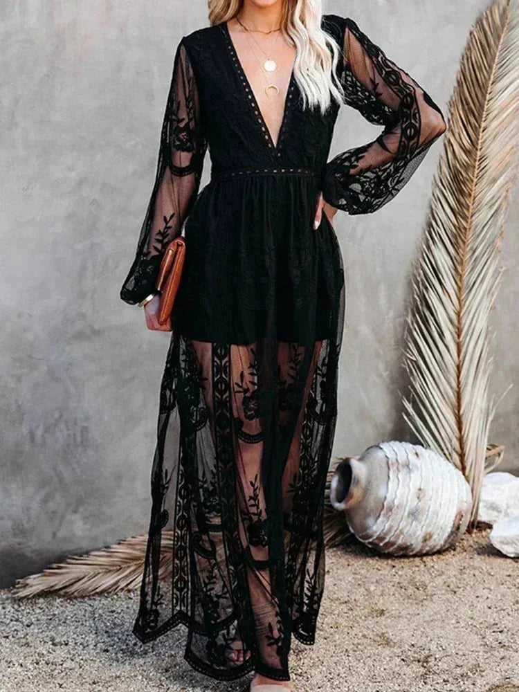 Robe longue en dentelle transparente avec manches longues et col en V, idéale pour une soirée élégante.