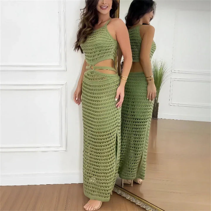 Robe longue en maille ajourée avec découpes et fente sur le côté, idéale pour l'été et confortable à porter.