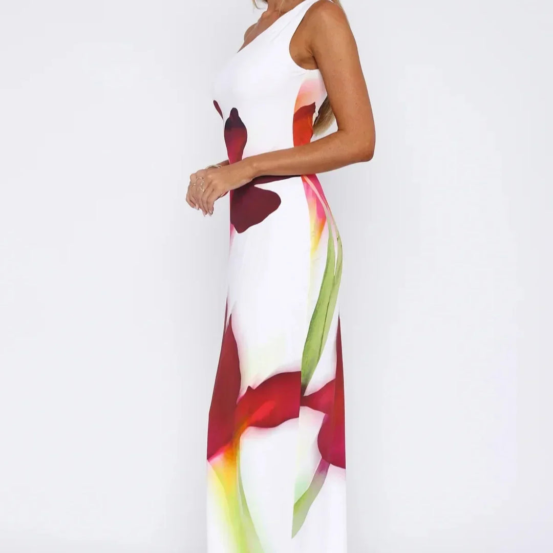 Robe maxi femme asymétrique en viscose, ornée d'un imprimé de fleurs rouges sur fond sombre, idéale pour les occasions…