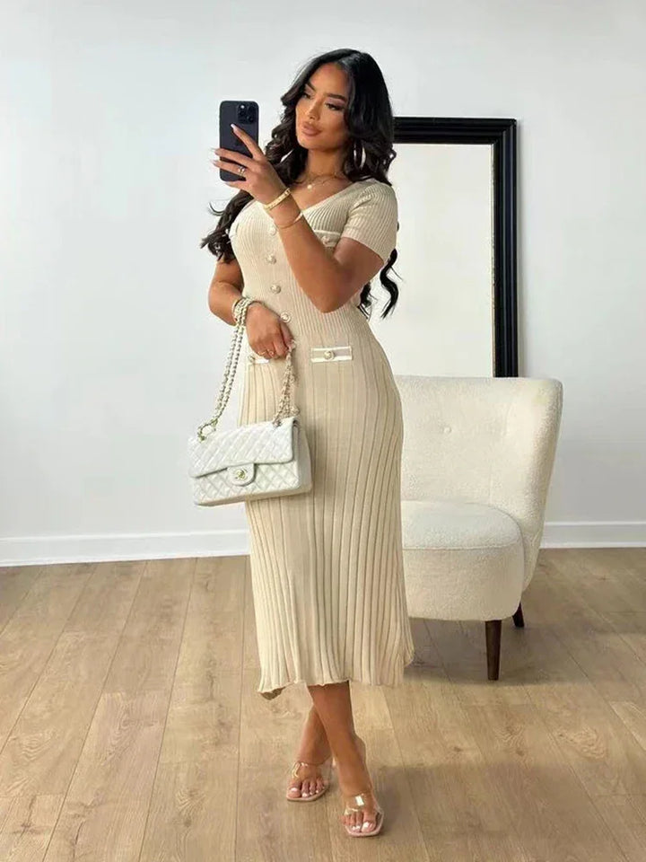 Robe maxi femme en coton léger, avec boutons sur le devant et col en V, idéale pour des occasions décontractées.