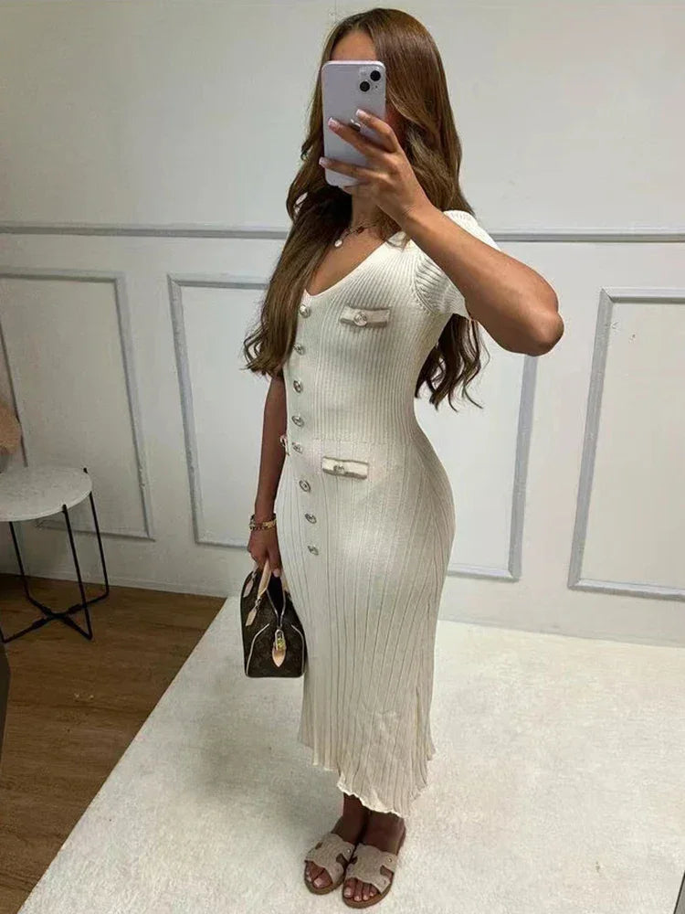 Robe maxi femme blanche en coton, avec boutons sur le devant et col en V, idéale pour un look décontracté.
