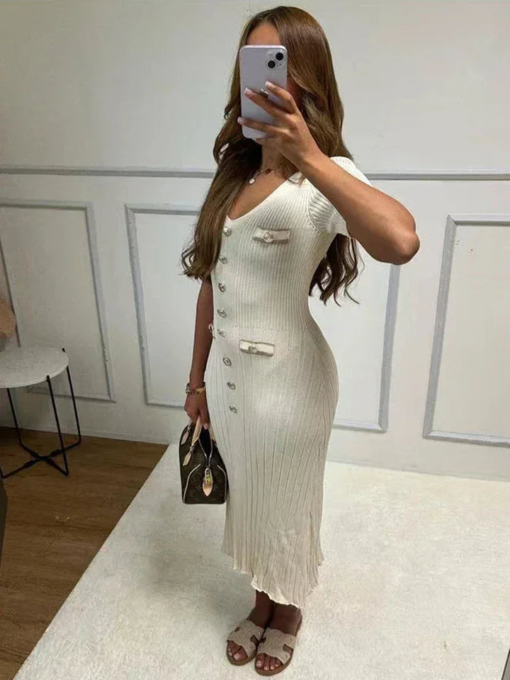 Robe maxi femme blanche en coton, avec boutons sur le devant et col en V, idéale pour un look décontracté.