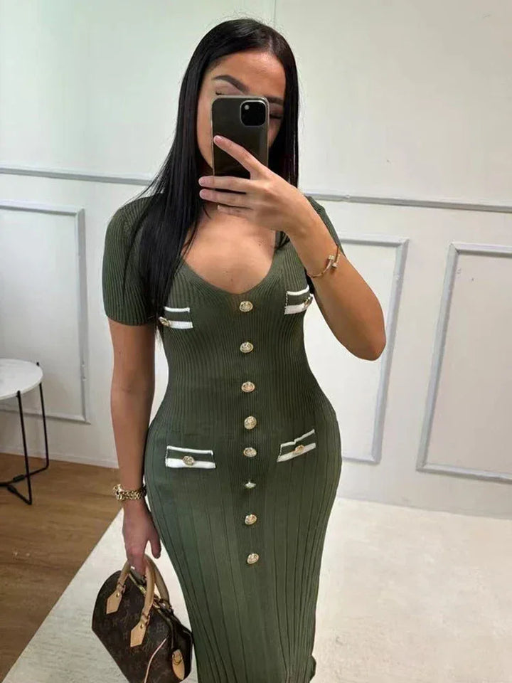 Robe maxi femme verte, en coton léger, avec boutons sur le devant et col en V, parfaite pour les journées d'été.