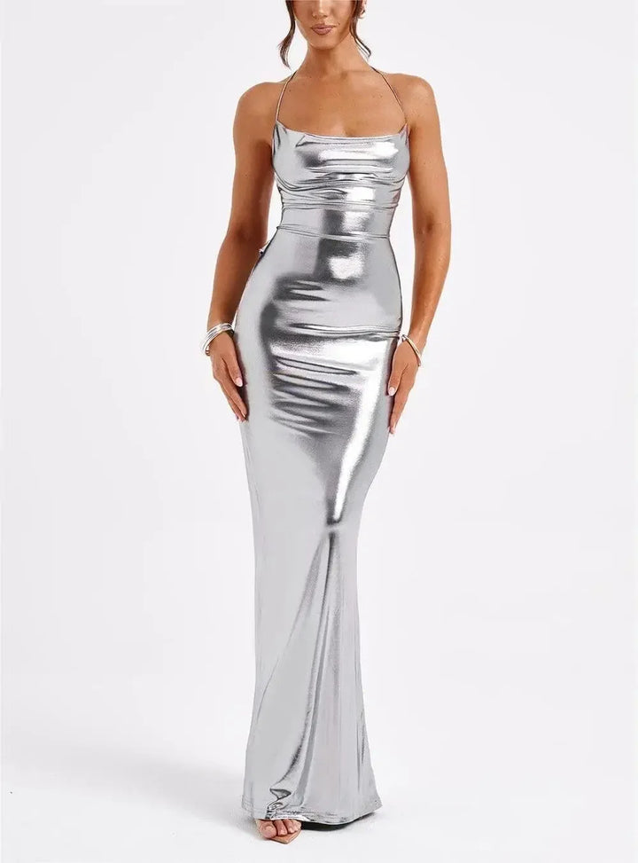 Robe maxi femme en tissu métallisé, bretelles fines, coupe fluide, idéale pour les soirées estivales.