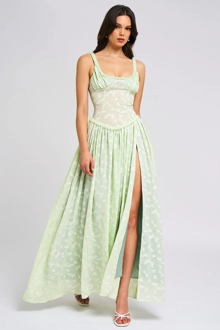 Robe maxi femme en tissu léger, bretelles fines et fente haute, idéale pour les journées ensoleillées.
