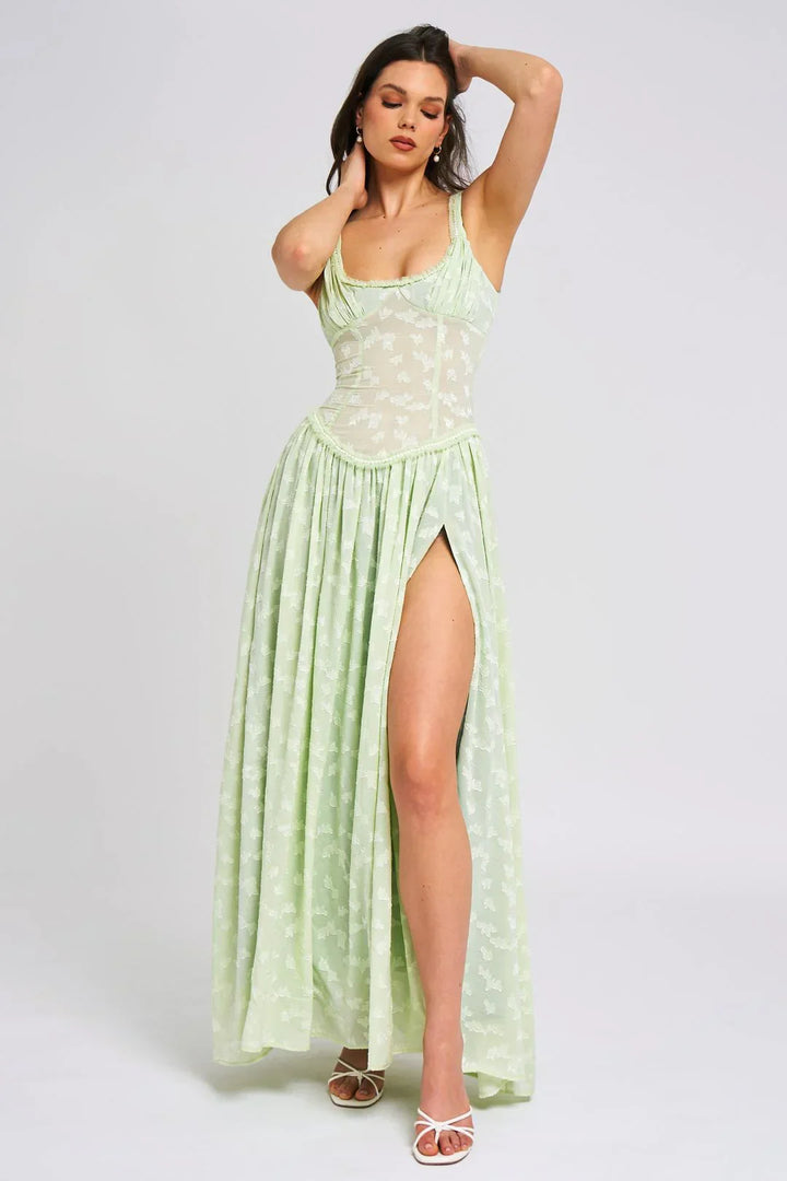 Robe maxi femme en tissu léger, bretelles ajustables et fente haute pour un look élégant et confortable.
