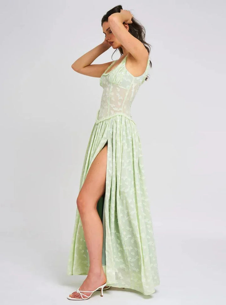 Robe maxi femme en tissu léger, bretelles fines, avec fente haute sur le côté pour une allure élégante et décontractée.