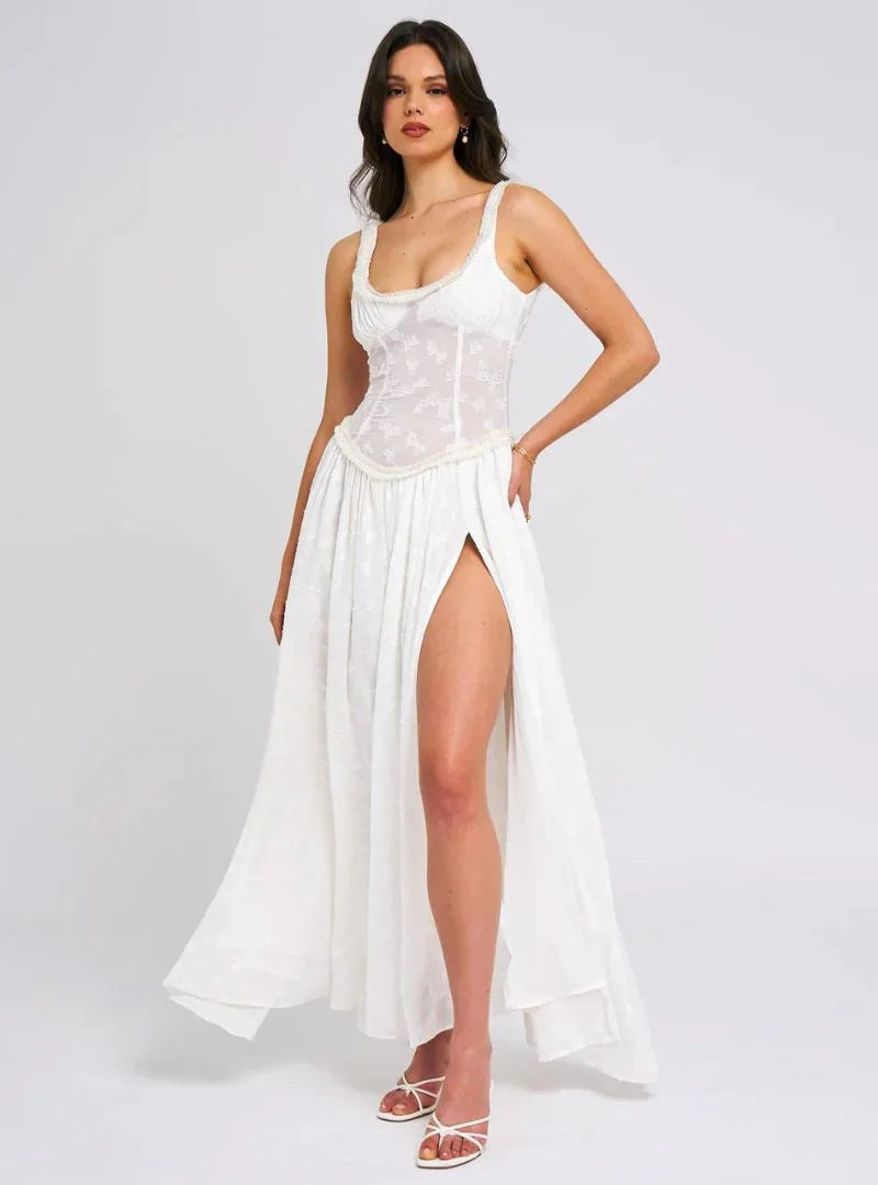 Robe maxi femme en tissu léger, bretelles fines, fente haute sur le côté pour un style décontracté et élégant.