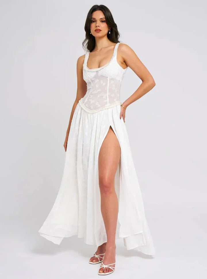 Robe maxi femme en tissu léger, bretelles fines, fente haute sur le côté pour un style décontracté et élégant.