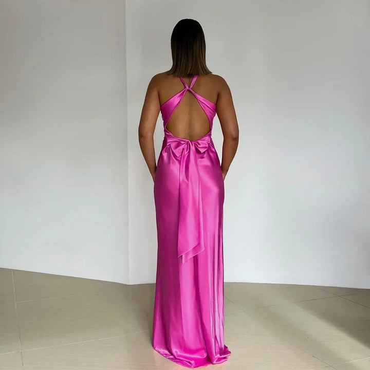 Robe maxi femme en tissu fluide avec décolleté croisé et dos nu, idéale pour les occasions estivales.