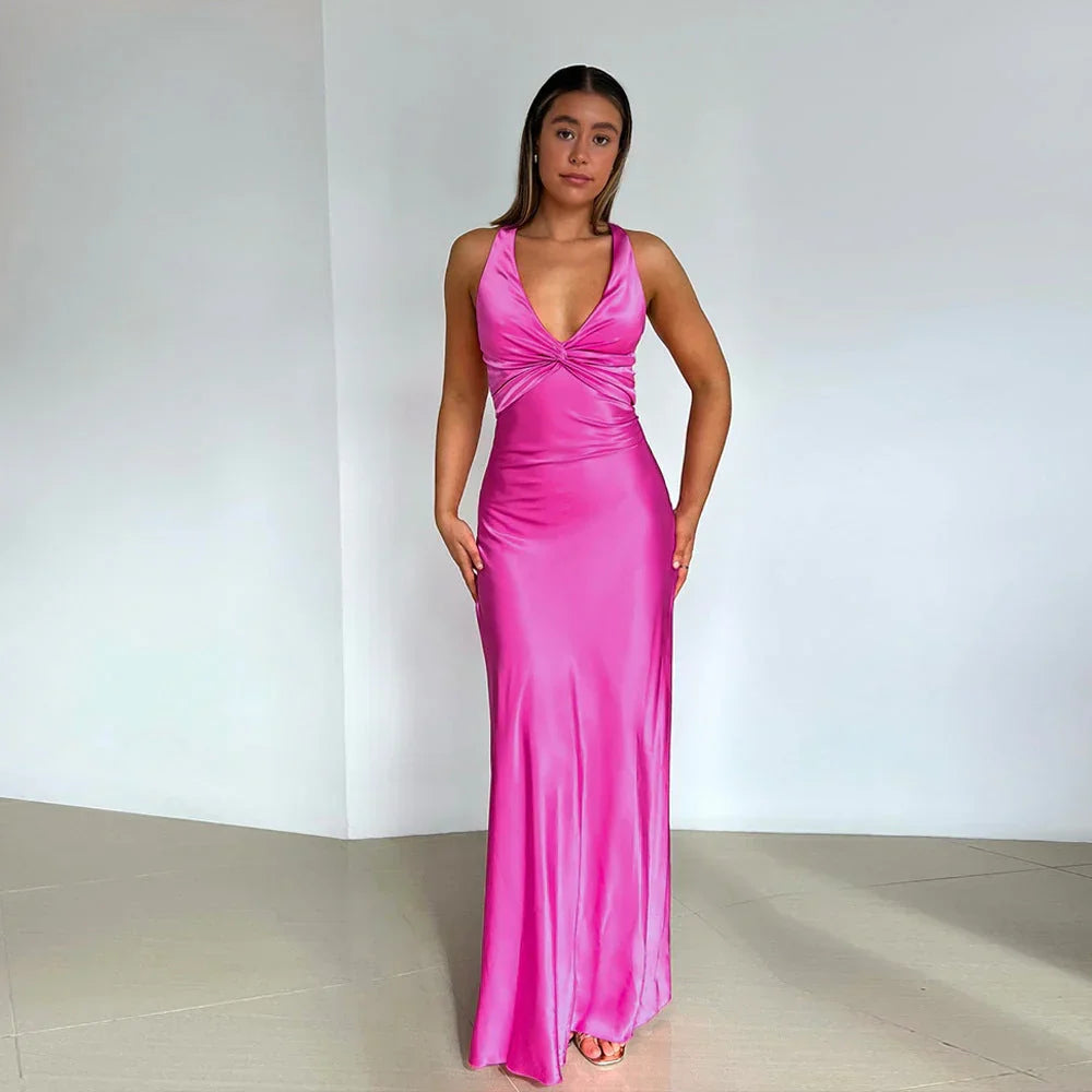 Robe maxi femme en tissu léger, décolleté croisé et dos nu, parfaite pour les événements estivaux.