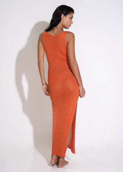 Robe maxi femme en tissu léger avec découpes stylées et bretelles oranges, idéale pour les journées ensoleillées.