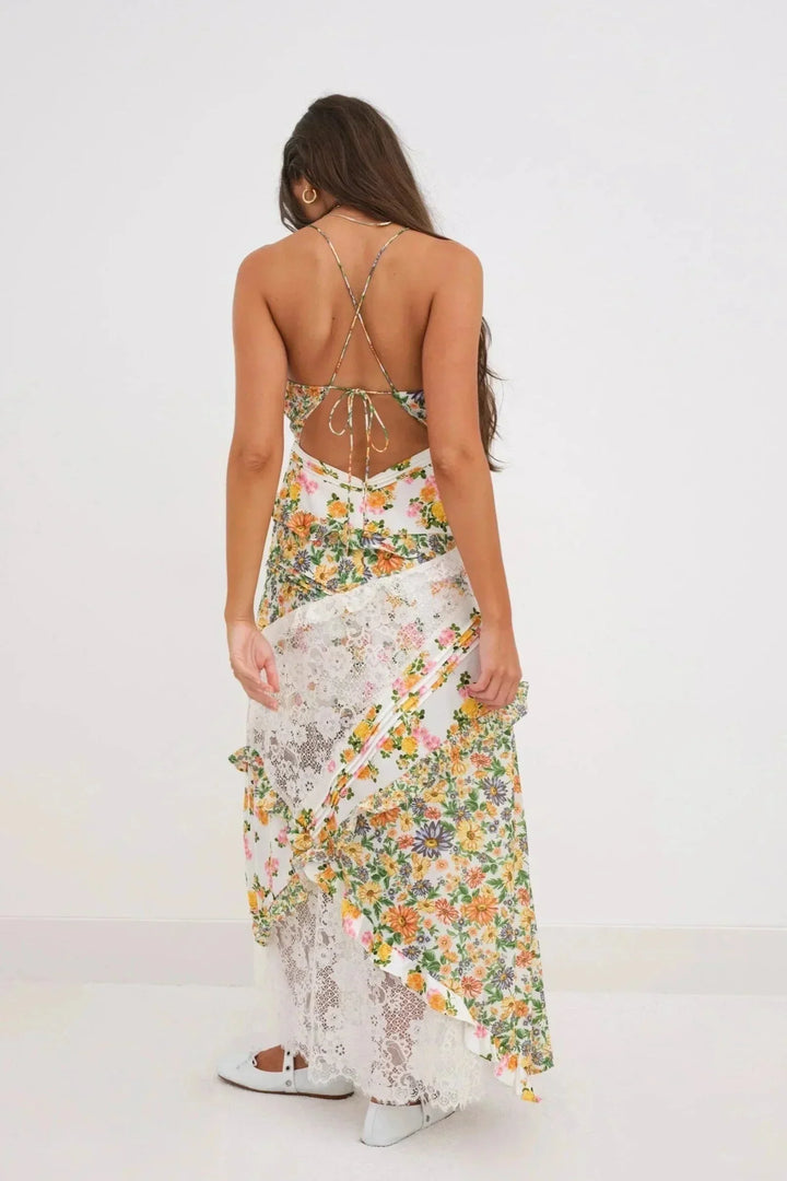 Robe maxi femme en tissu léger, dentelle délicate et imprimé floral coloré, parfaite pour les journées d'été.