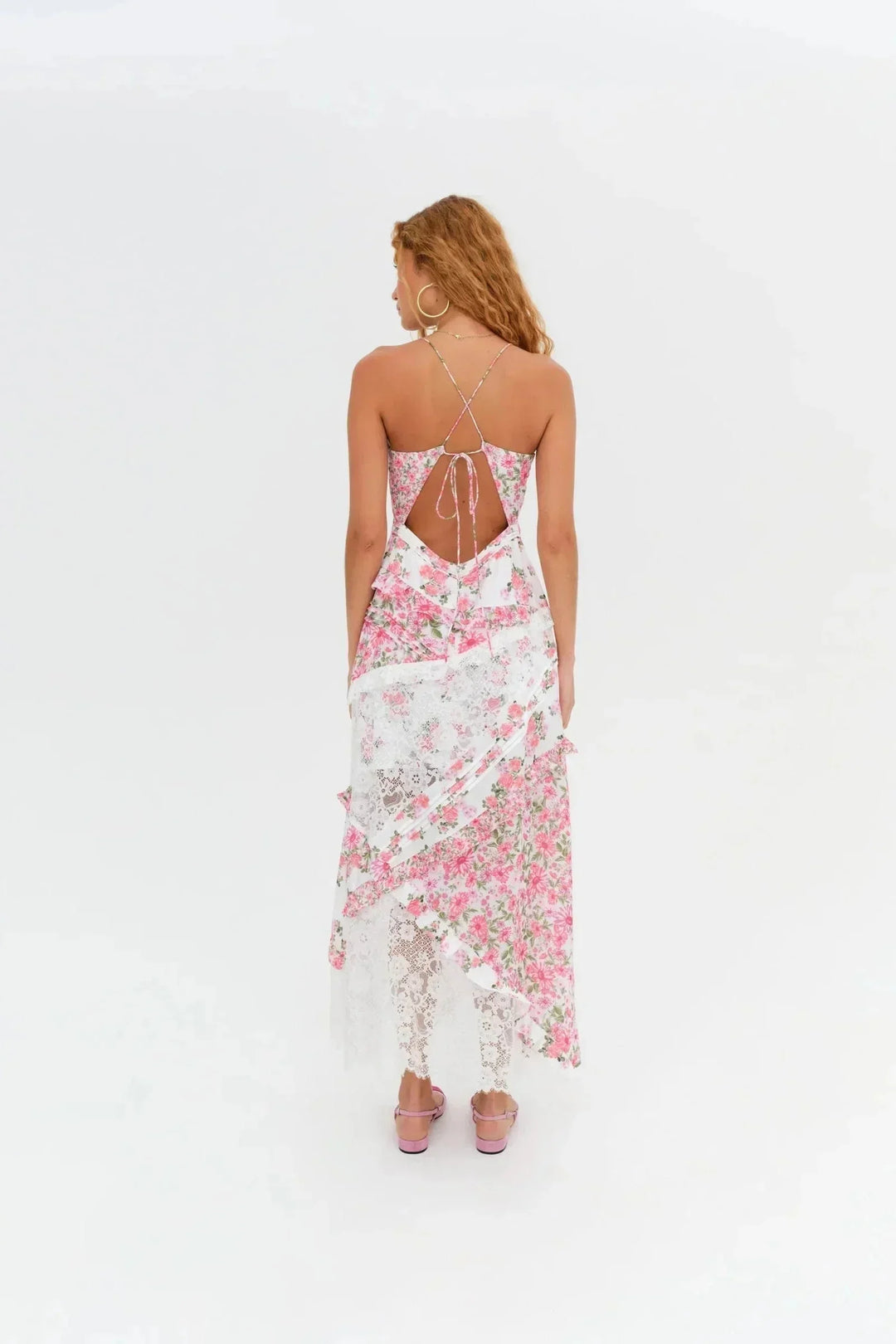 Robe maxi femme en coton, avec dentelle délicate et imprimé floral coloré, parfaite pour les occasions décontractées.