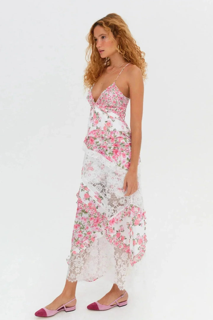 Robe maxi femme en coton avec dentelle délicate et imprimé floral vibrant, idéale pour les occasions estivales.