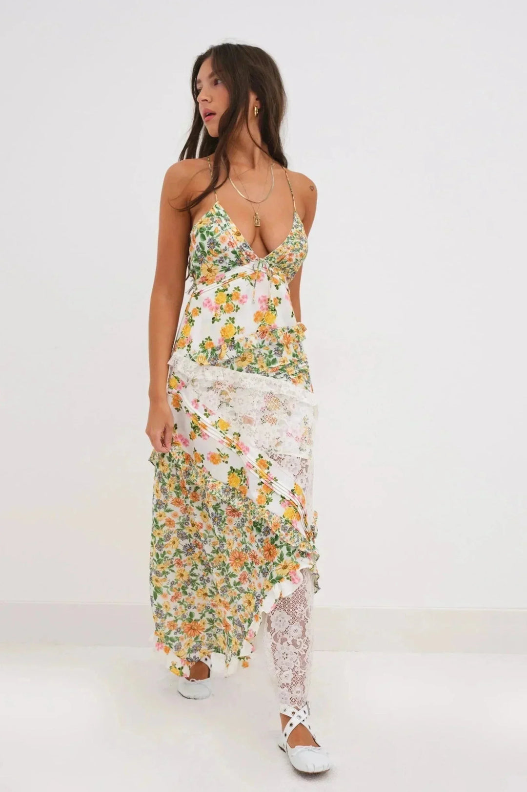Robe maxi femme en coton, avec dentelle délicate et imprimé floral coloré, idéale pour les journées d'été.