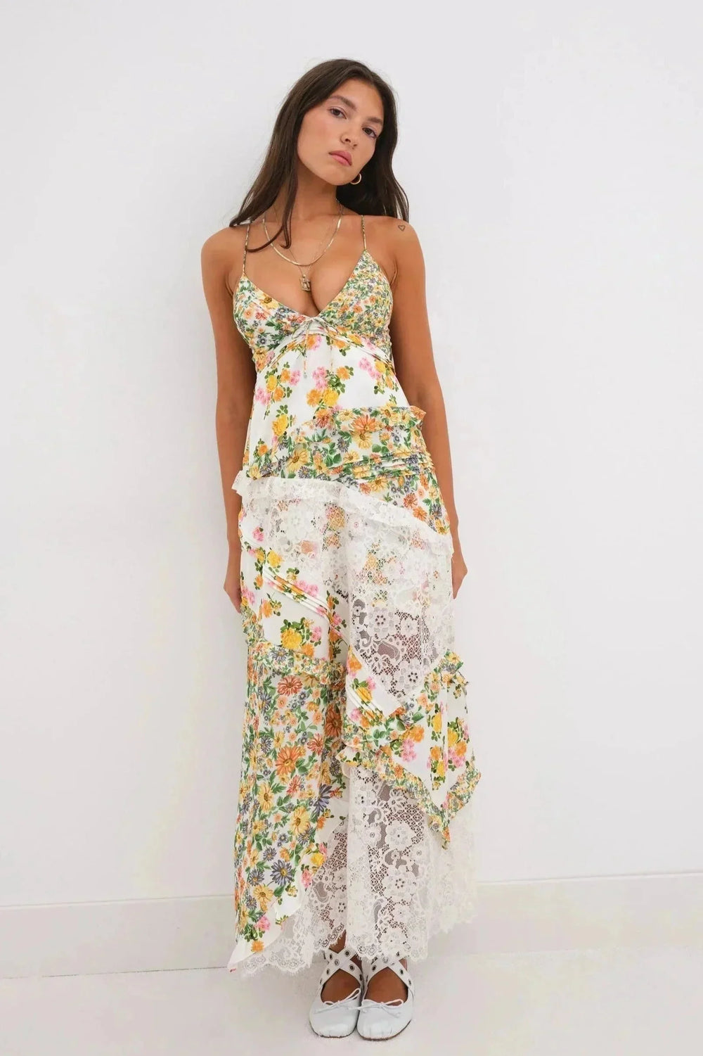 Robe maxi pour femme en coton, avec dentelle délicate et imprimé floral multicolore, idéale pour les occasions estivales.