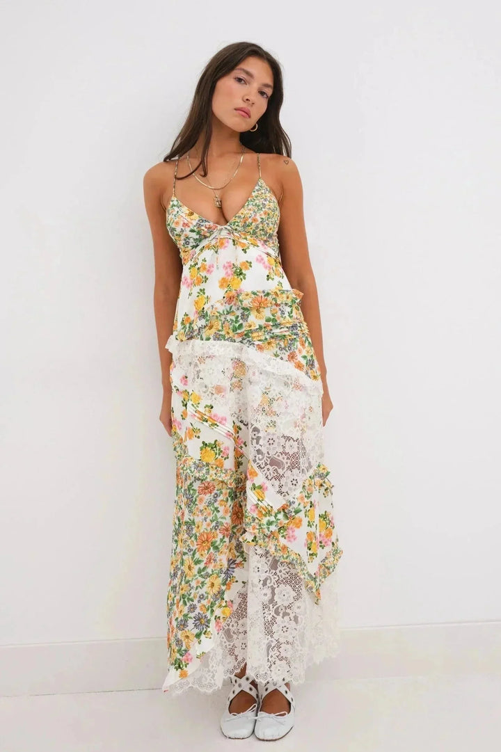 Robe maxi pour femme en coton, avec dentelle délicate et imprimé floral multicolore, idéale pour les occasions estivales.