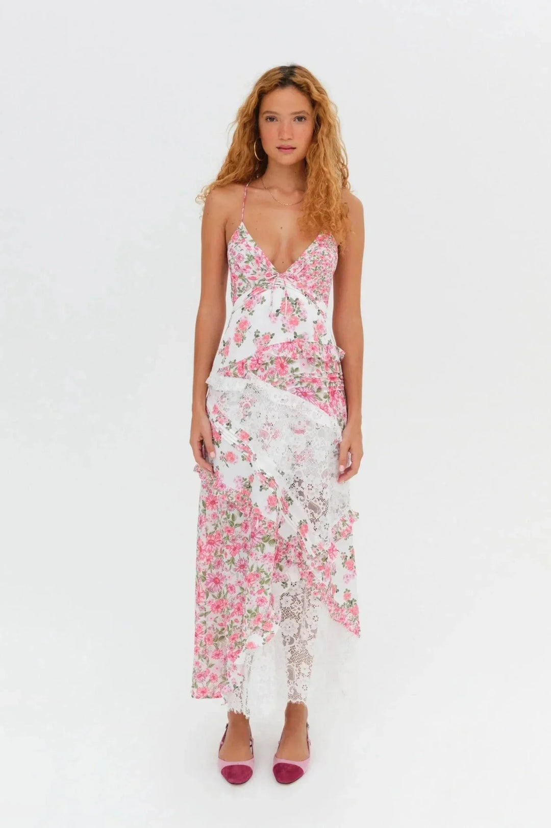 Robe maxi femme rose en chiffon, ornée de dentelle et imprimé floral, idéale pour les occasions estivales élégantes.