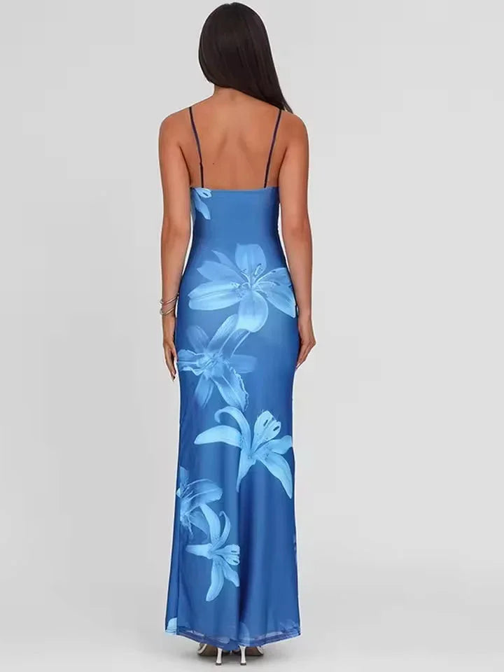 Robe maxi femme en tissu léger, imprimé floral coloré et bretelles fines, idéale pour les journées d'été.
