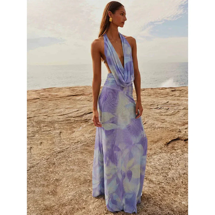 Robe maxi femme bleu avec imprimé fluide, dos échancré, en tissu léger parfait pour les journées chaudes.
