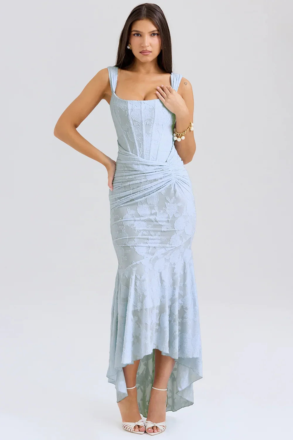 Robe maxi femme en coton léger, motif floral coloré, bretelles larges, idéale pour les journées d'été.