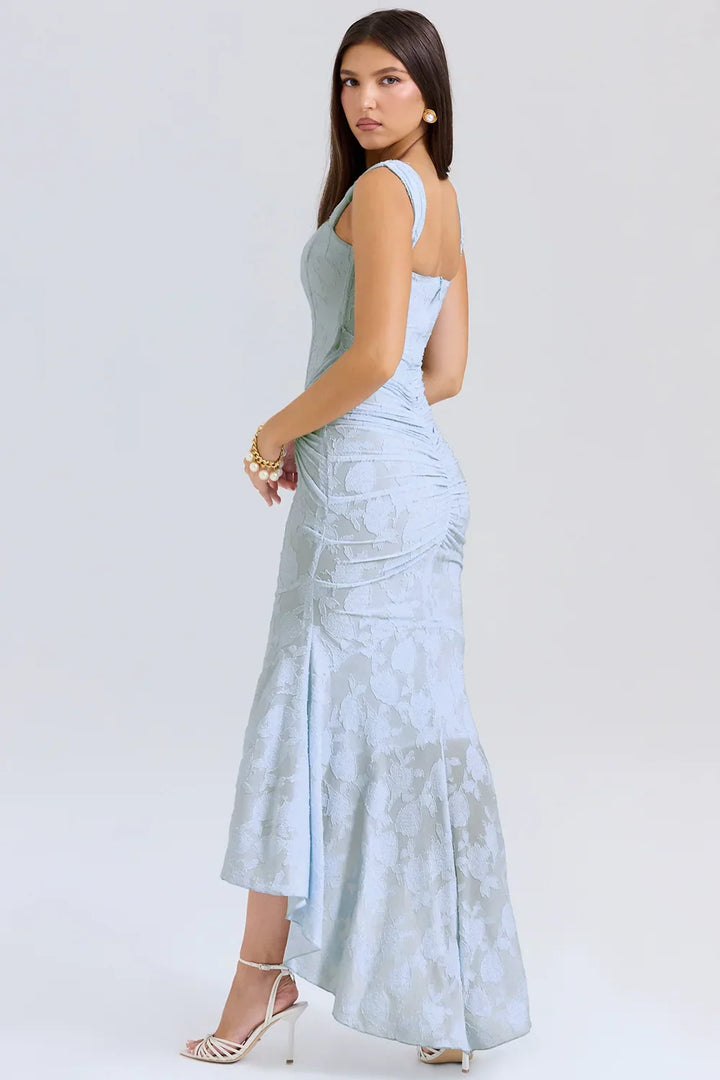 Robe maxi femme en coton léger, avec motif floral coloré et bretelles larges pour un style décontracté et confortable.