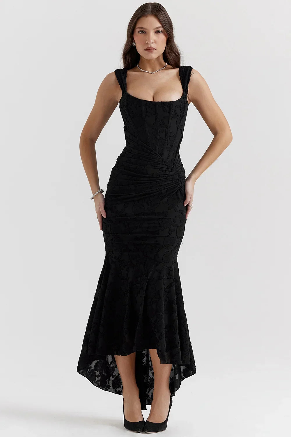 Robe maxi femme en coton léger, motif floral coloré, bretelles larges pour un confort optimal et une coupe décontractée.