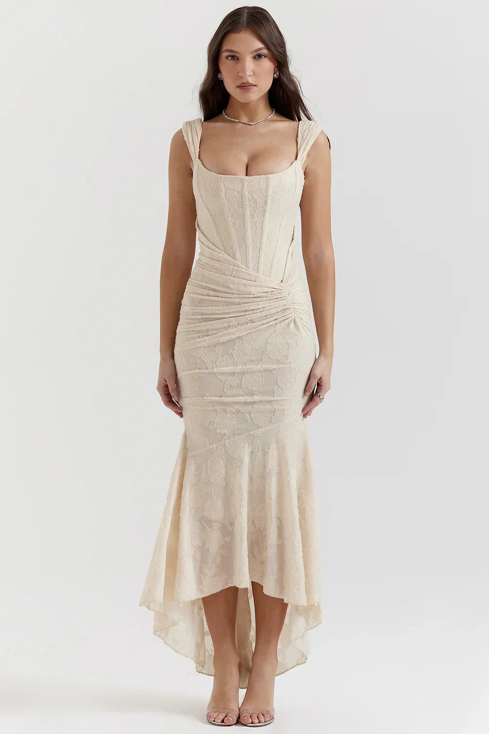 Robe maxi femme en coton avec motif floral, bretelles larges, idéale pour les journées d'été.