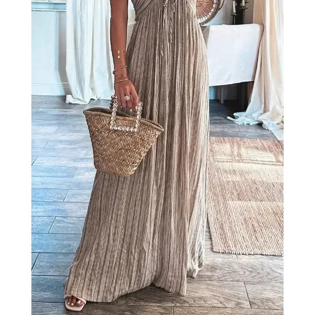 Robe maxi femme en tissu fluide, à bretelles fines et au design léger, parfaite pour les journées d'été.