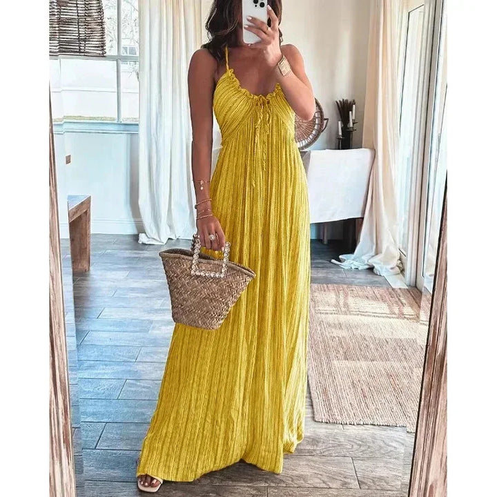 Robe maxi femme en tissu fluide jaune avec bretelles, design léger et ample, idéale pour les journées ensoleillées.