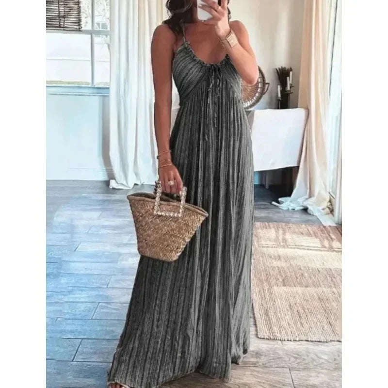 Robe maxi femme noire en tissu fluide, avec bretelles délicates et coupe longue pour un confort optimal.