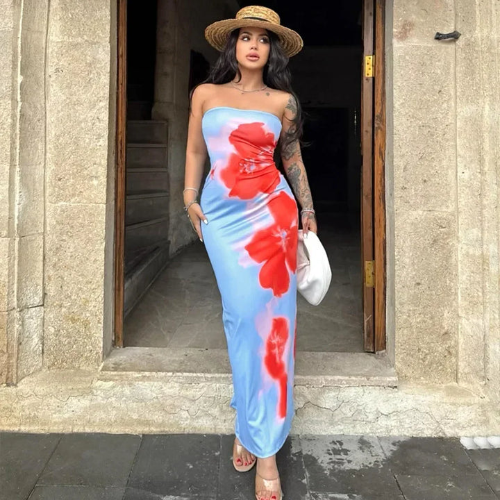 Robe maxi femme bleu sans bretelles avec motifs floraux, en tissu léger et fluide, idéale pour les journées d'été.