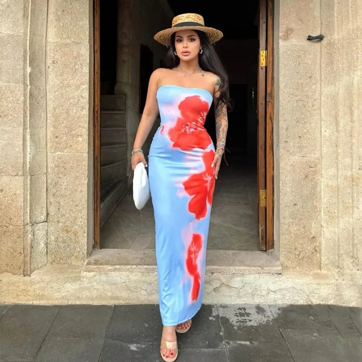 Robe maxi femme bleue sans bretelles, en coton léger, avec motifs floraux colorés et coupe fluide.
