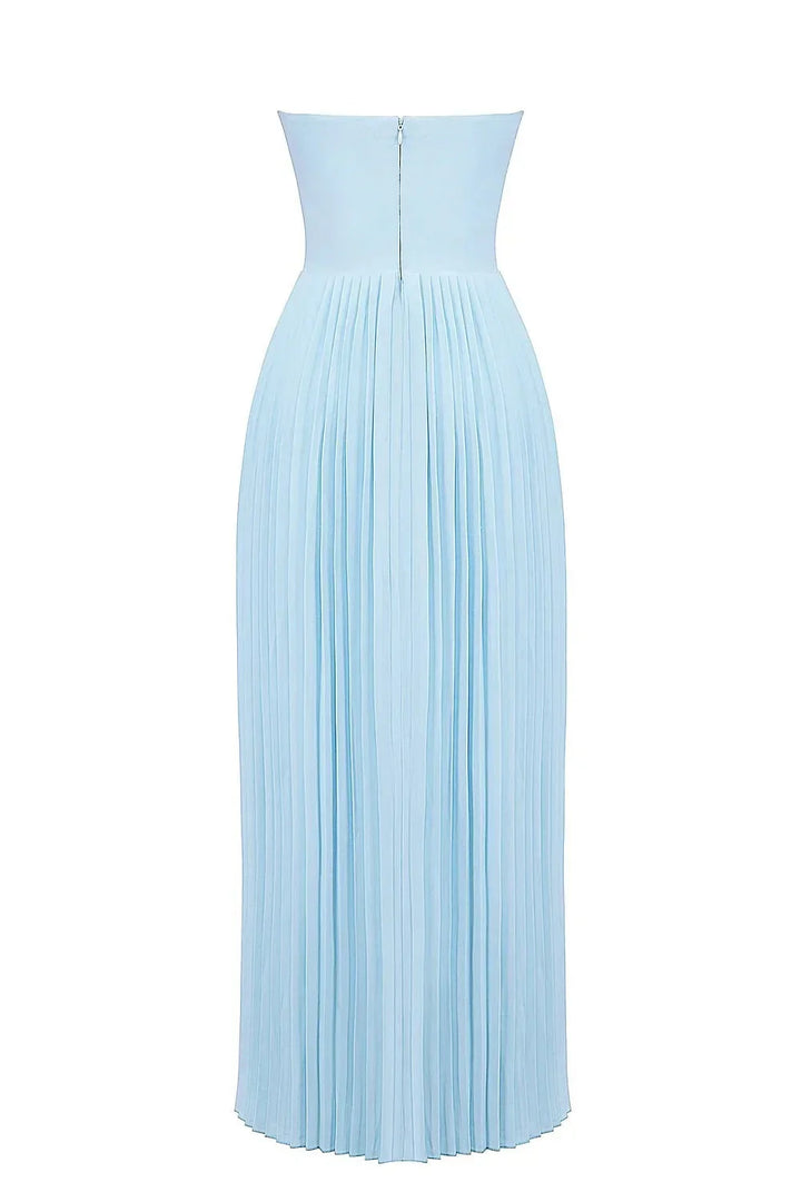 Robe maxi femme bleue plissée sans bretelles en tissu léger, avec un design fluide et élégant pour une silhouette flatteuse.