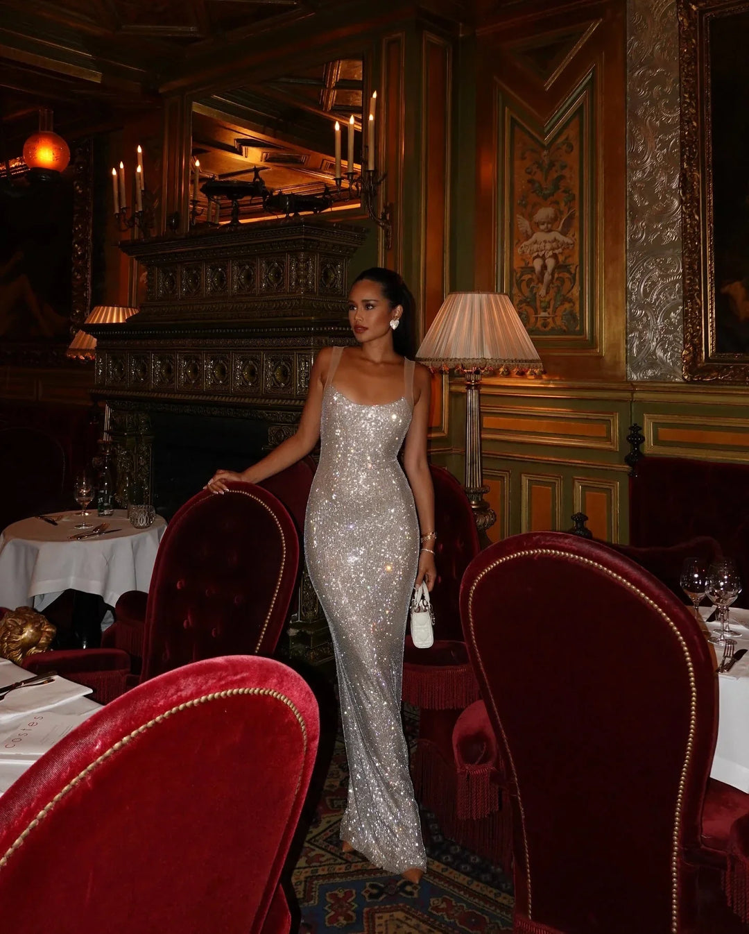 Robe maxi femme en tissu léger, dos nu сonception élégante, ornée de sequins scintillants pour une touche festive.