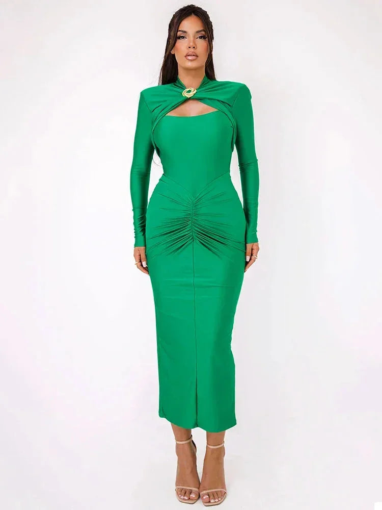 Robe longue femme en tissu fluide avec détails métalliques et manches longues évasées, parfaite pour une allure élégante.