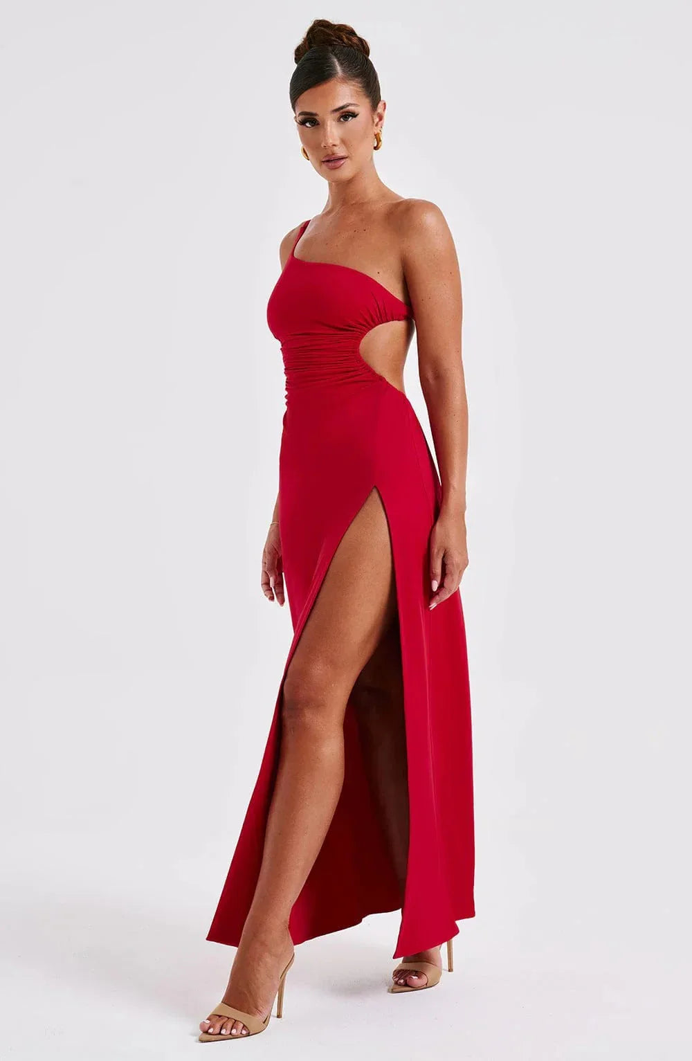 Robe maxi rouge à bretelles, en tissu léger, avec une fente élégante et un design fluide pour un style décontracté.
