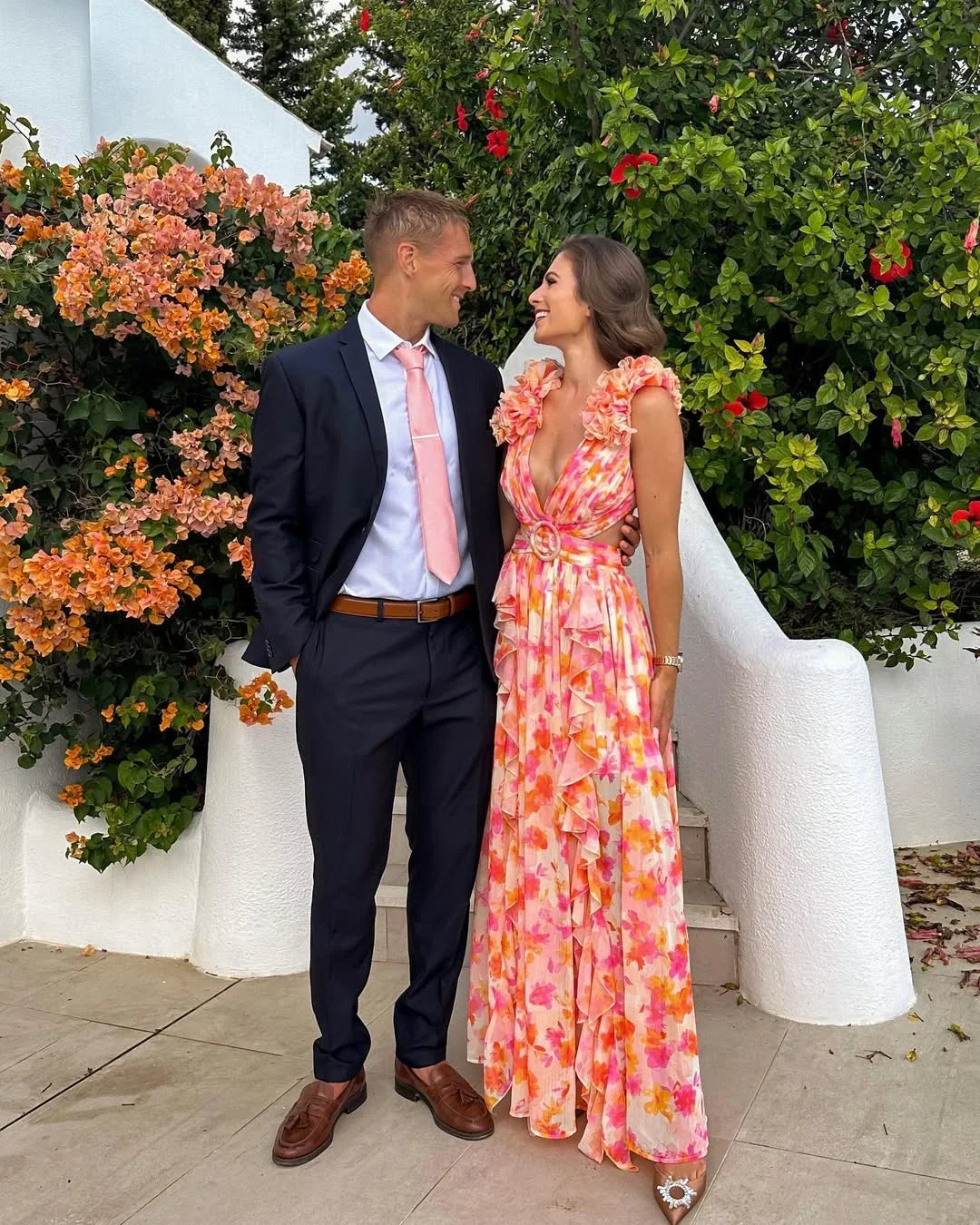 Robe maxi sans manches à fleurs, en coton léger, avec un décolleté en V et une ceinture à nouer à la taille.