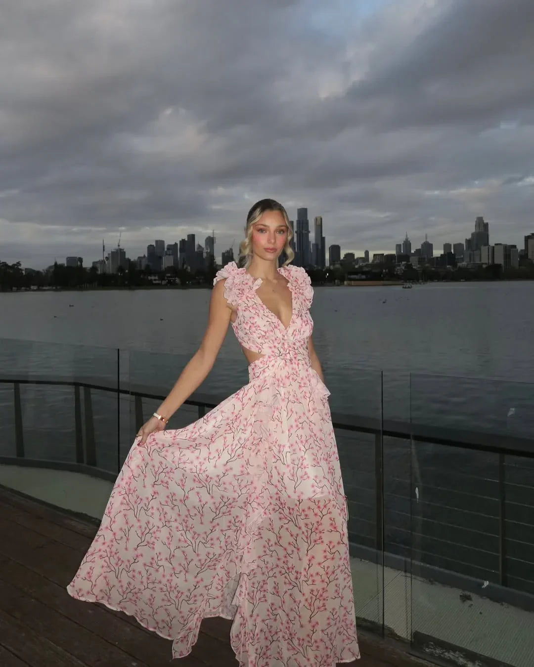 Robe maxi femme sans manches en coton léger, avec un motif floral coloré et une coupe fluide pour un confort optimal.