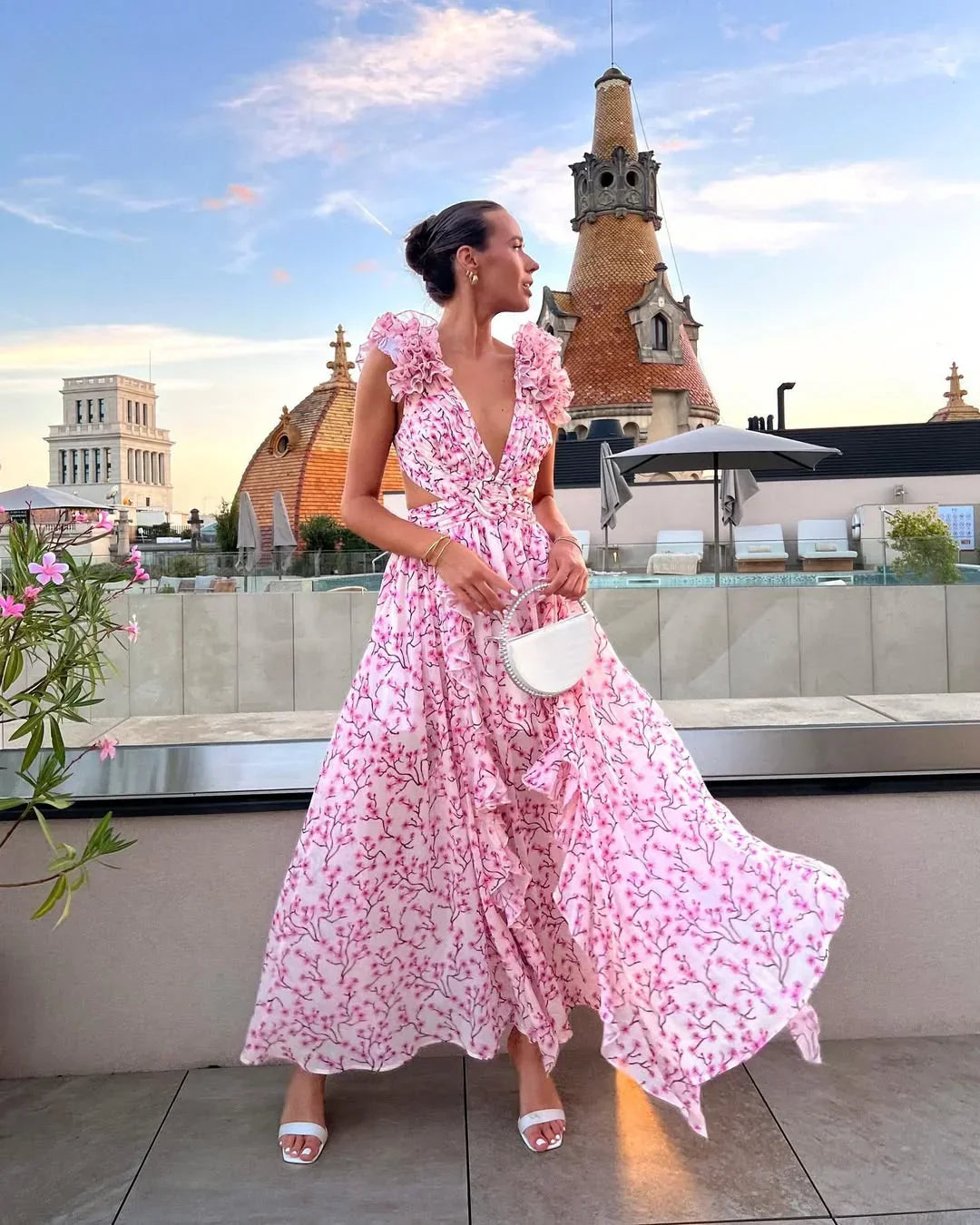 Robe maxi femme fleurie sans manches, en tissu léger, avec un motif floral délicat, idéale pour les journées d'été.
