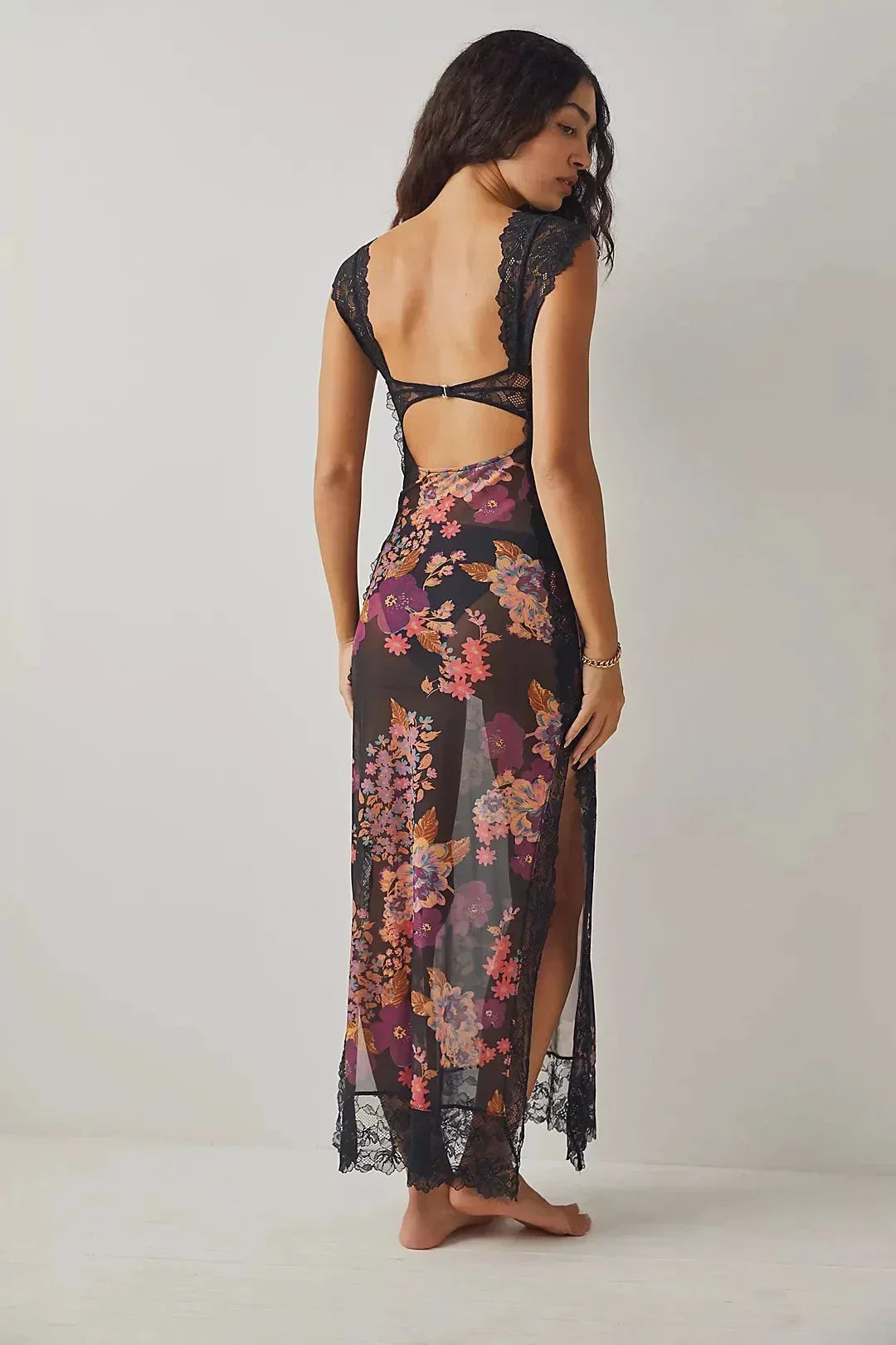 Robe maxi femme en dentelle transparente, motif floral, design cache-cœur, idéale pour les occasions estivales.