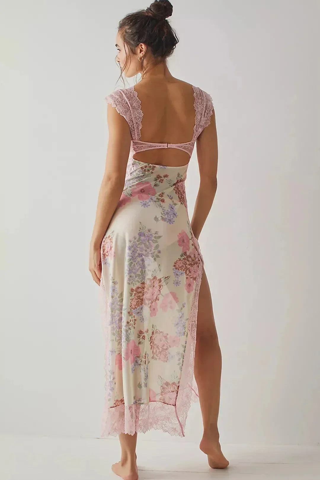 Robe maxi femme florale en dentelle transparente, design cache-cœur avec motif délicat et manches légères.