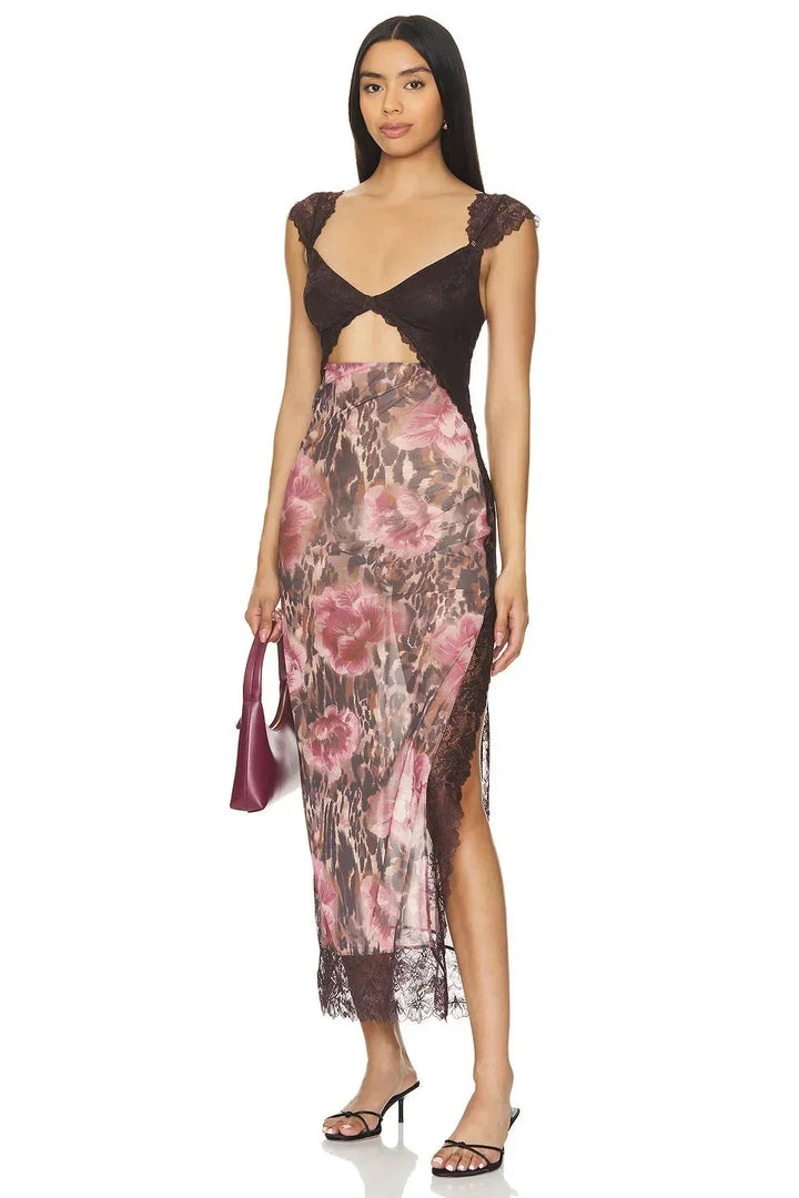Robe maxi femme en dentelle transparente avec motif floral et décolleté cache-cœur, idéale pour les occasions estivales.