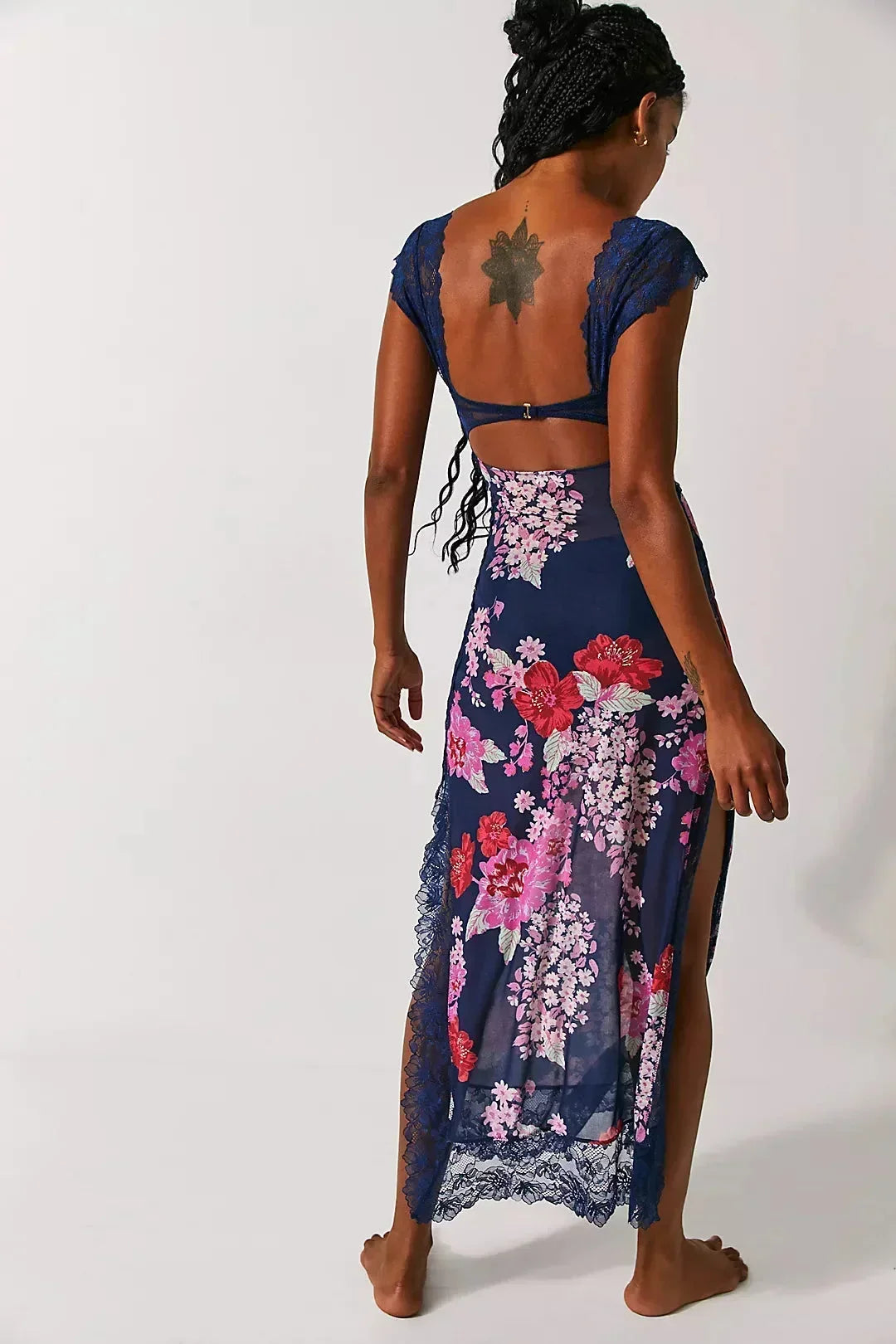 Robe maxi femme en dentelle transparente avec imprimé floral et design cache-cœur, parfaite pour les occasions estivales.