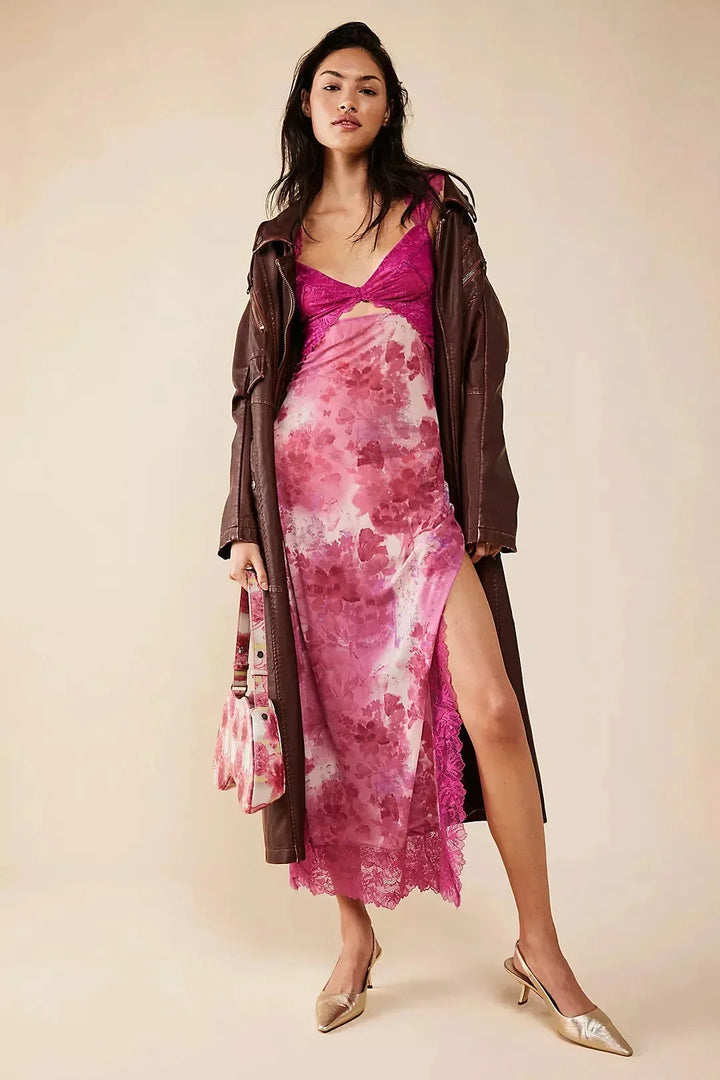 Robe maxi femme en dentelle florale transparente avec design cache-cœur, idéale pour les occasions spéciales.