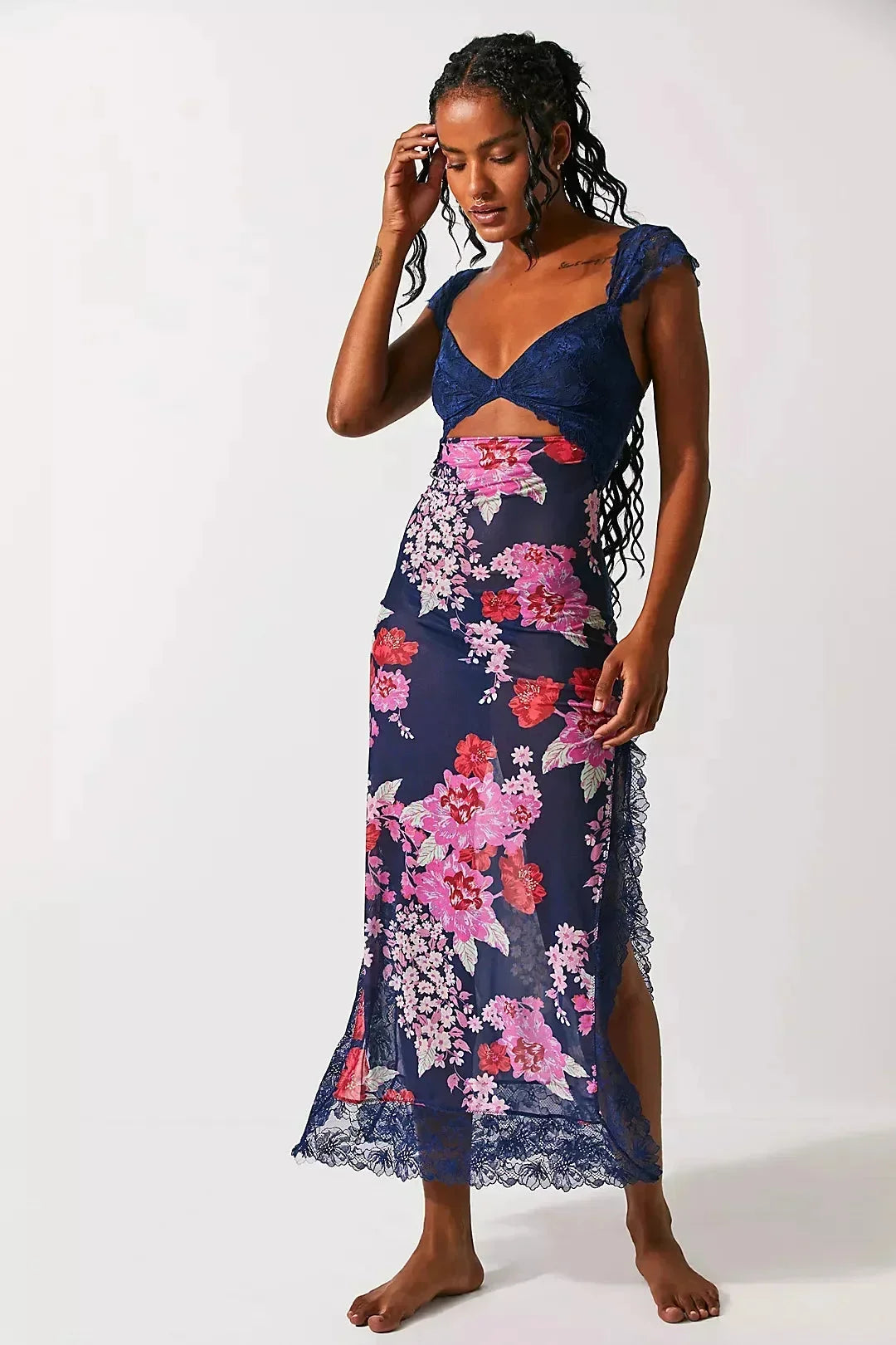 Robe maxi femme en dentelle florale bleu nuit, transparente avec un design cache-cœur, parfaite pour les occasions spéciales.