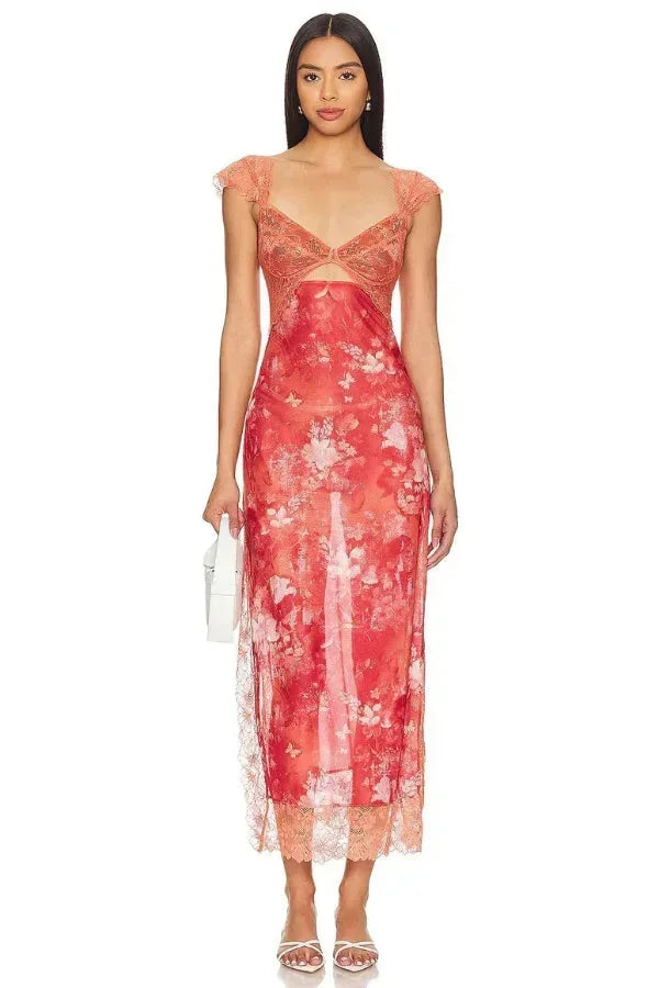 Robe maxi femme en dentelle transparente avec motif floral, couleur abricot, style cache-cœur et manches légères.