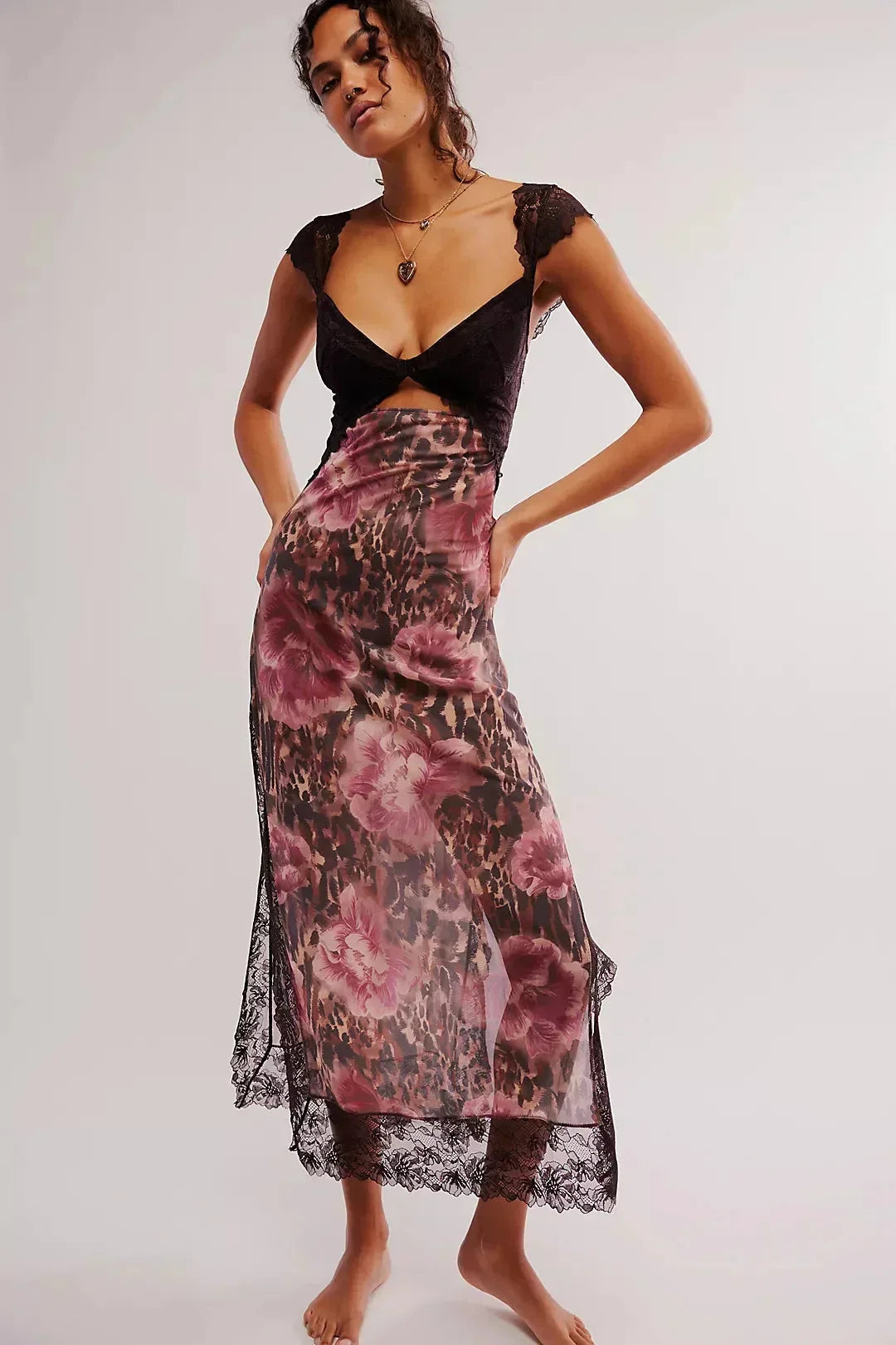 Robe maxi femme en dentelle transparente florale, design cache-cœur, coloris chocolat râpé, idéale pour une soirée d'été.